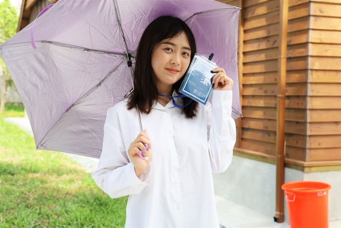圖片中有一位成年女性