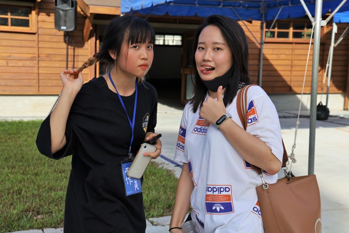 圖中有兩位學生 一位很奇怪 一位很醜
